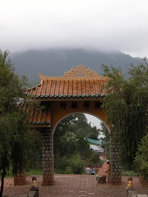 Thiền viện Trúc Lâm nhìn xuống hồ