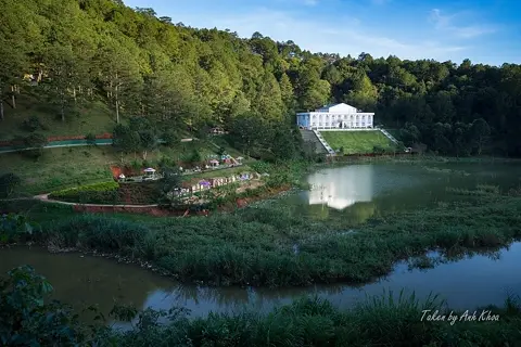 Cảnh hồ đồi thông Đà Lạt