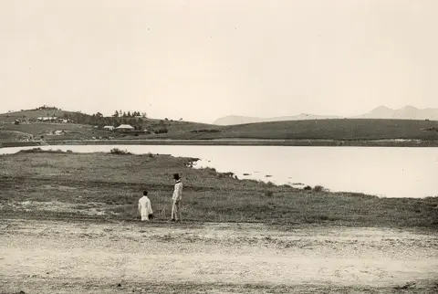 Hồ và núi hướng Langbiang