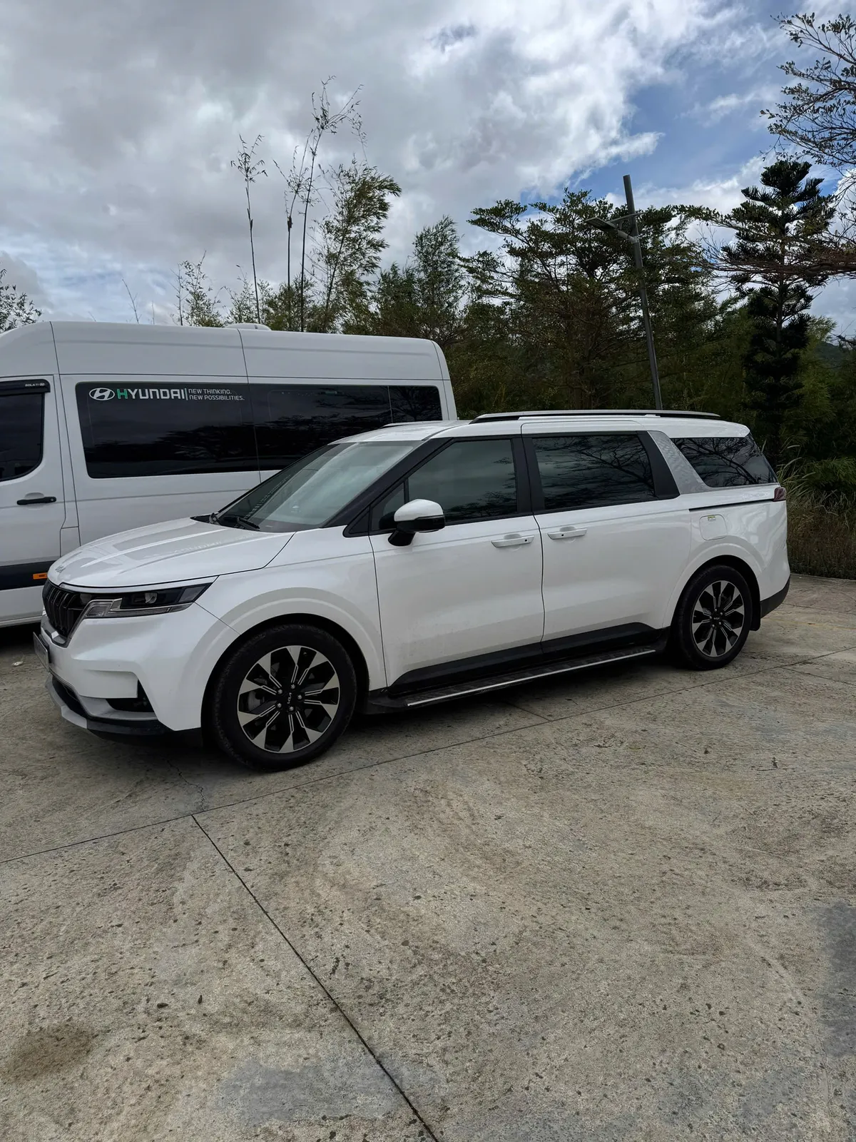 Xe 7 chỗ và xe van trắng
