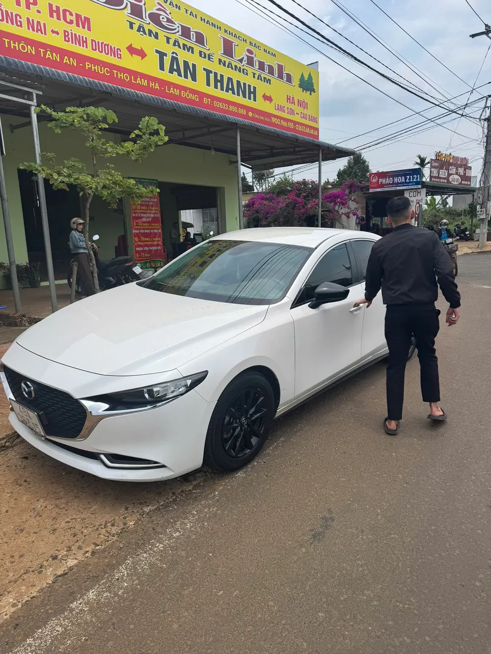 Xe 4 chỗ trắng