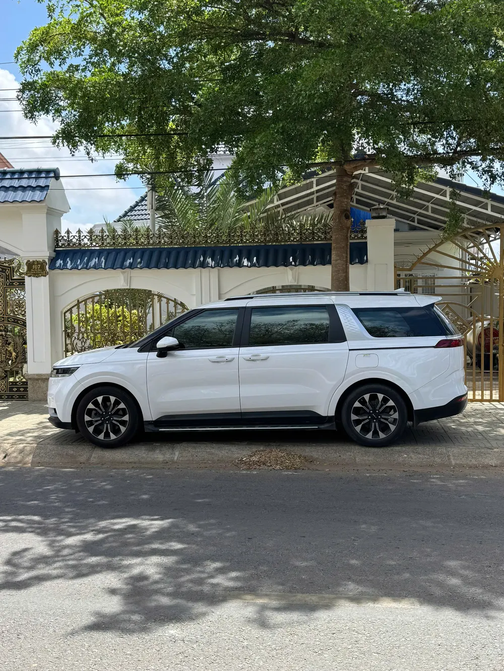 Xe 7 chỗ trắng nhìn ngang